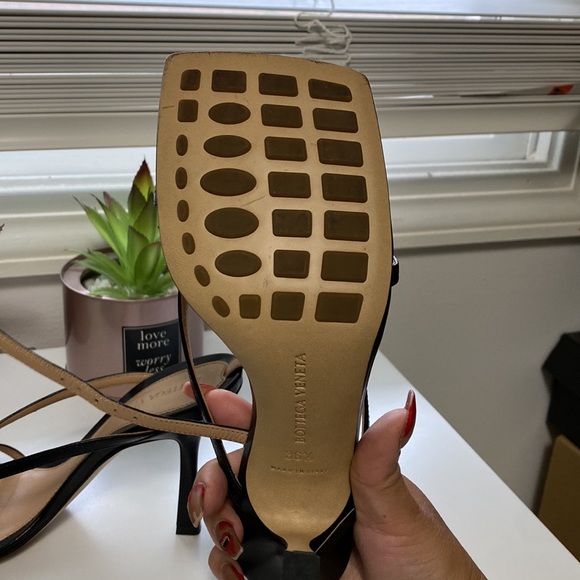 Authentic Bottega Veneta heels, box, and dust bag for each shoe - Picture 4 of 6